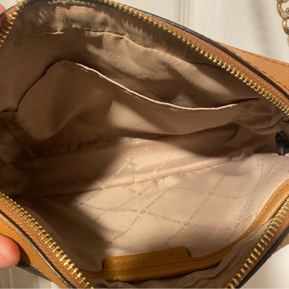🤍 Micheal Kors Crossbody Bag 🤍 - Picture 5 of 5